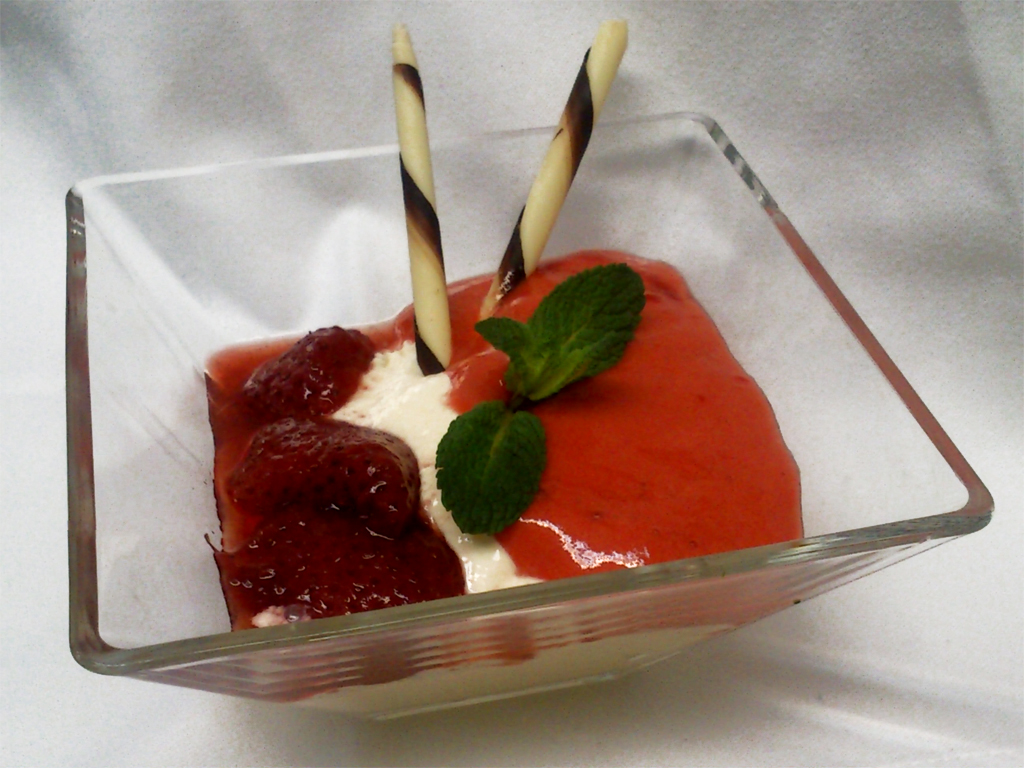 Restaurante Restaurante Artabria Copa de crema mascarpone con fresas confitadas